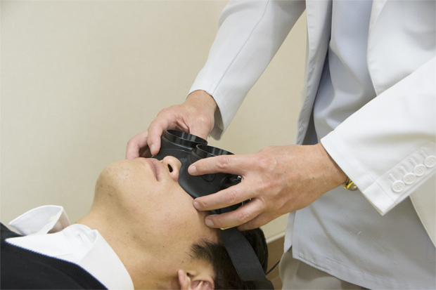 眼振健診では、特殊なゴーグルをつけていただき、眼球の動きを医師が観察いたします。
