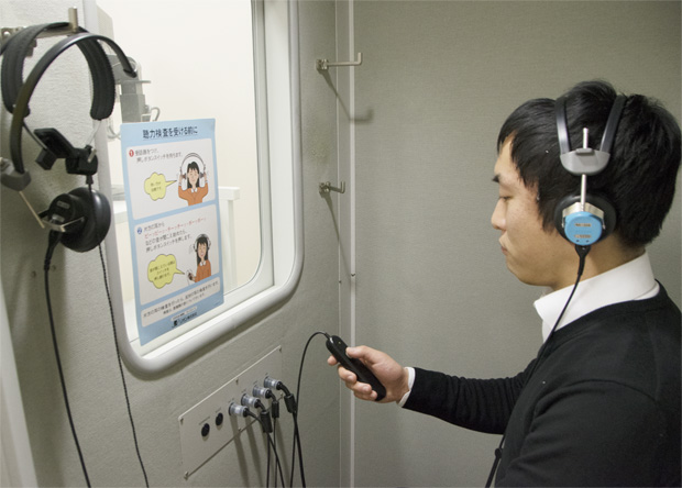 聴覚検査室内は外音を遮断し、イスに座りながらヘッドフォンを付けていただいて、聞こえる音の範囲を測定します。